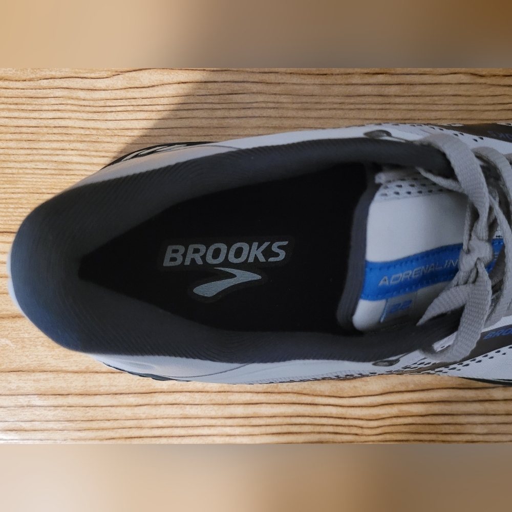 New Brooks Adrenaline GTS 22 athletic running shoes - Picture 9 of 11
